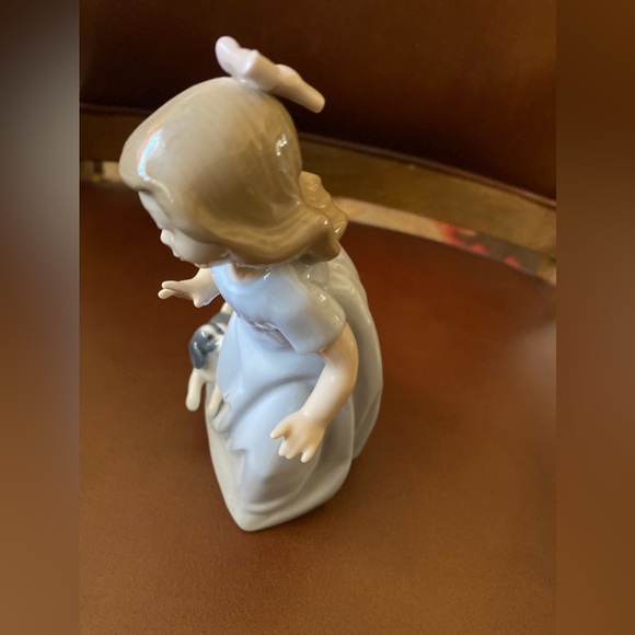 GIRL WITH PUPPY NAO BY LLADRO - Picture 6 of 7